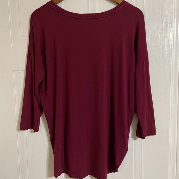 Babaton Burgundy Slitted Flowy Shirt - Picture 3 of 6
